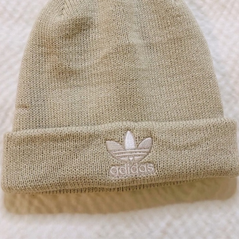 NWT 🔥 Adidas Beige Beanie! For neutral wardrobe lovers 🤍🤎🤍🤎 - Picture 2 of 2